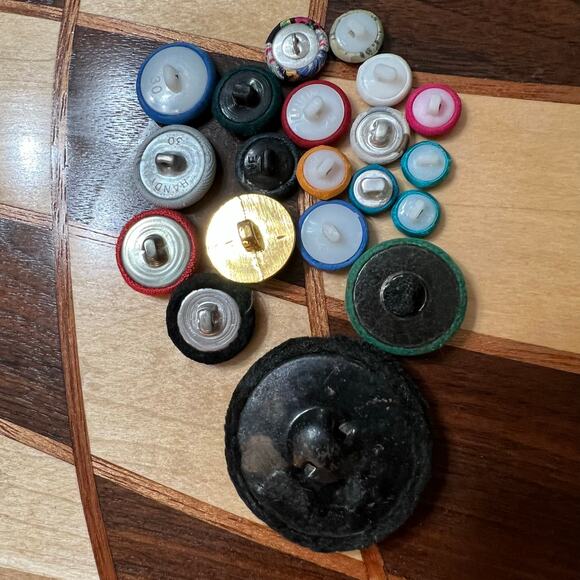 Cloth Covered Mixed Vintage Button Lot - Picture 4 of 4